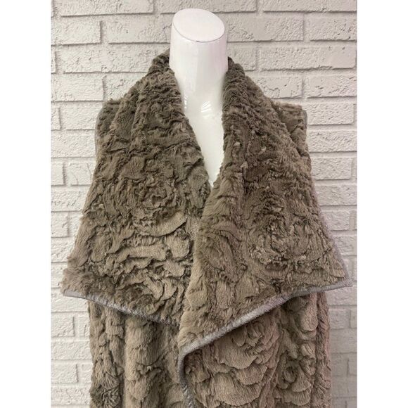 Altar’d State Faux Fur Longline Rose Pattern Vest Size L - Picture 3 of 10